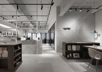 時(shí)尚裸設(shè)計(jì)無限延伸 玻璃、層板展示收納創(chuàng)造簡約現(xiàn)代工作室 