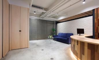 我的行事風(fēng)格就是不呆板！25 年老屋蛻變?yōu)楠?dú)特工業(yè)風(fēng)辦公室 